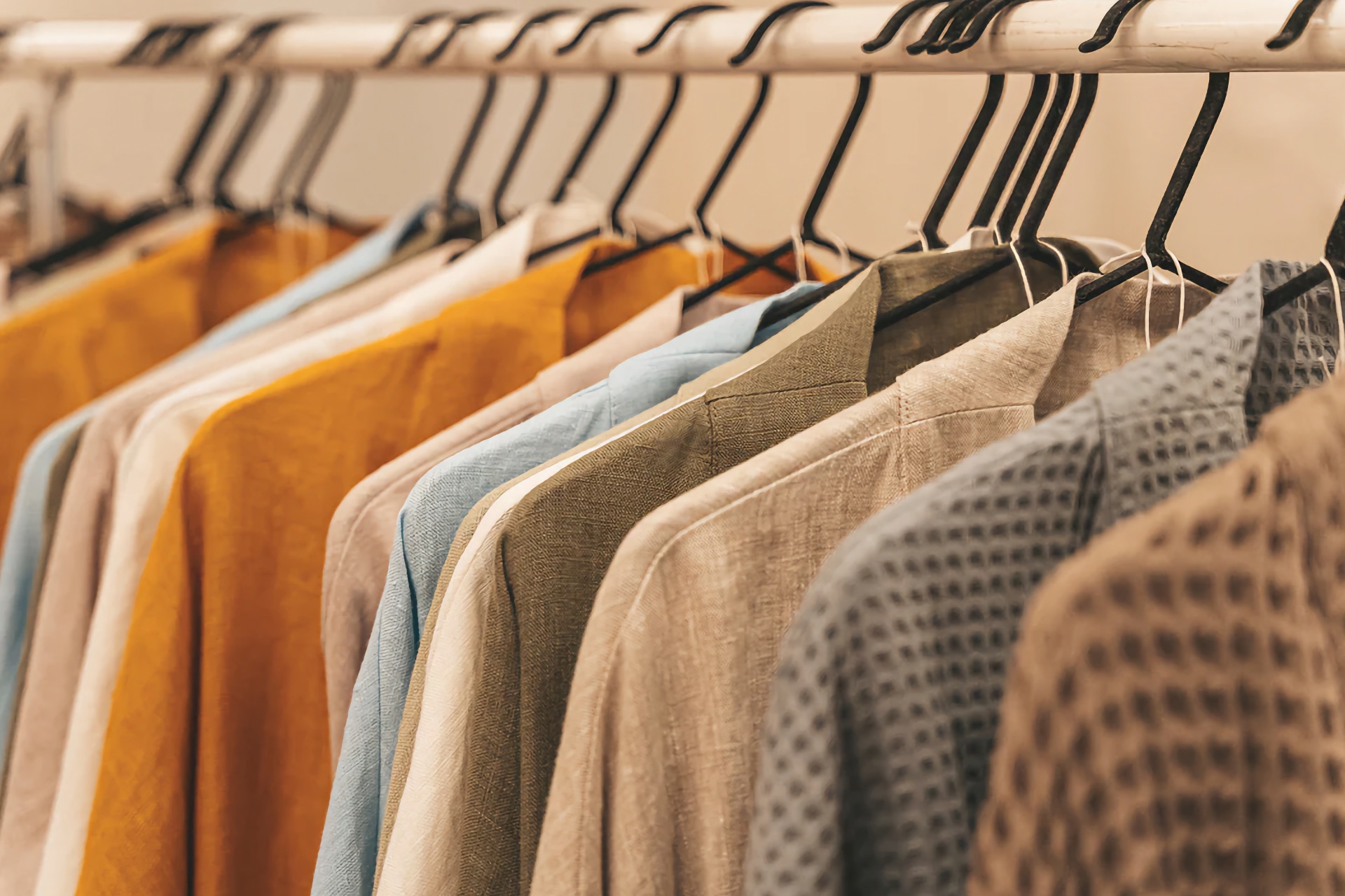 Chanvre industriel Vêtements en chanvre industriel sur un portant