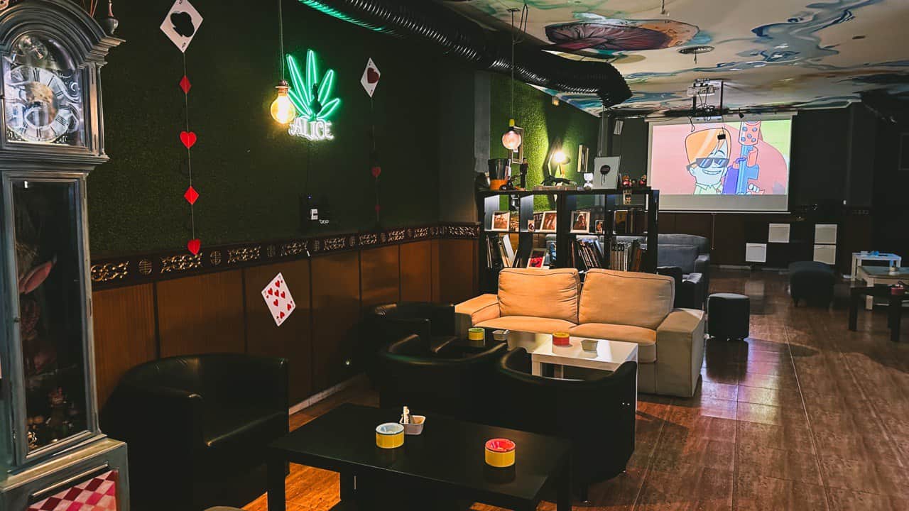 Espace de divertissement avec projecteur à l’association cannabique Alice à Valence (Espagne)