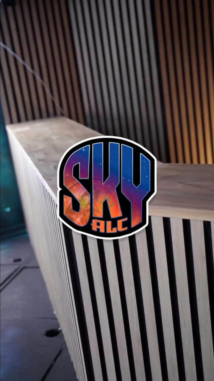 Image d’intro avec logo Sky Alicante sur le comptoir d’accueil pour la prévisualisation vidéo du club