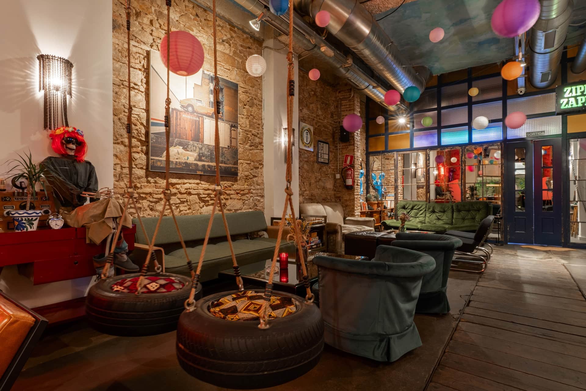 Espace lounge avec balançoires et décoration insolite au club social de cannabis Dr. Dou Barcelone