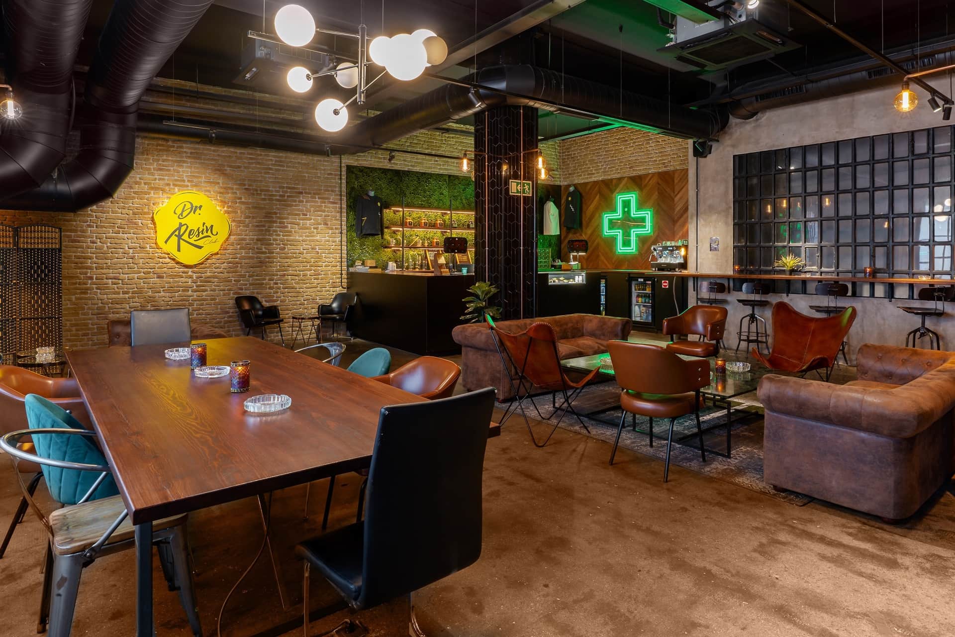Au lounge élégant avec murs en briques et espace bar, club social de cannabis Dr. Resin Barcelone