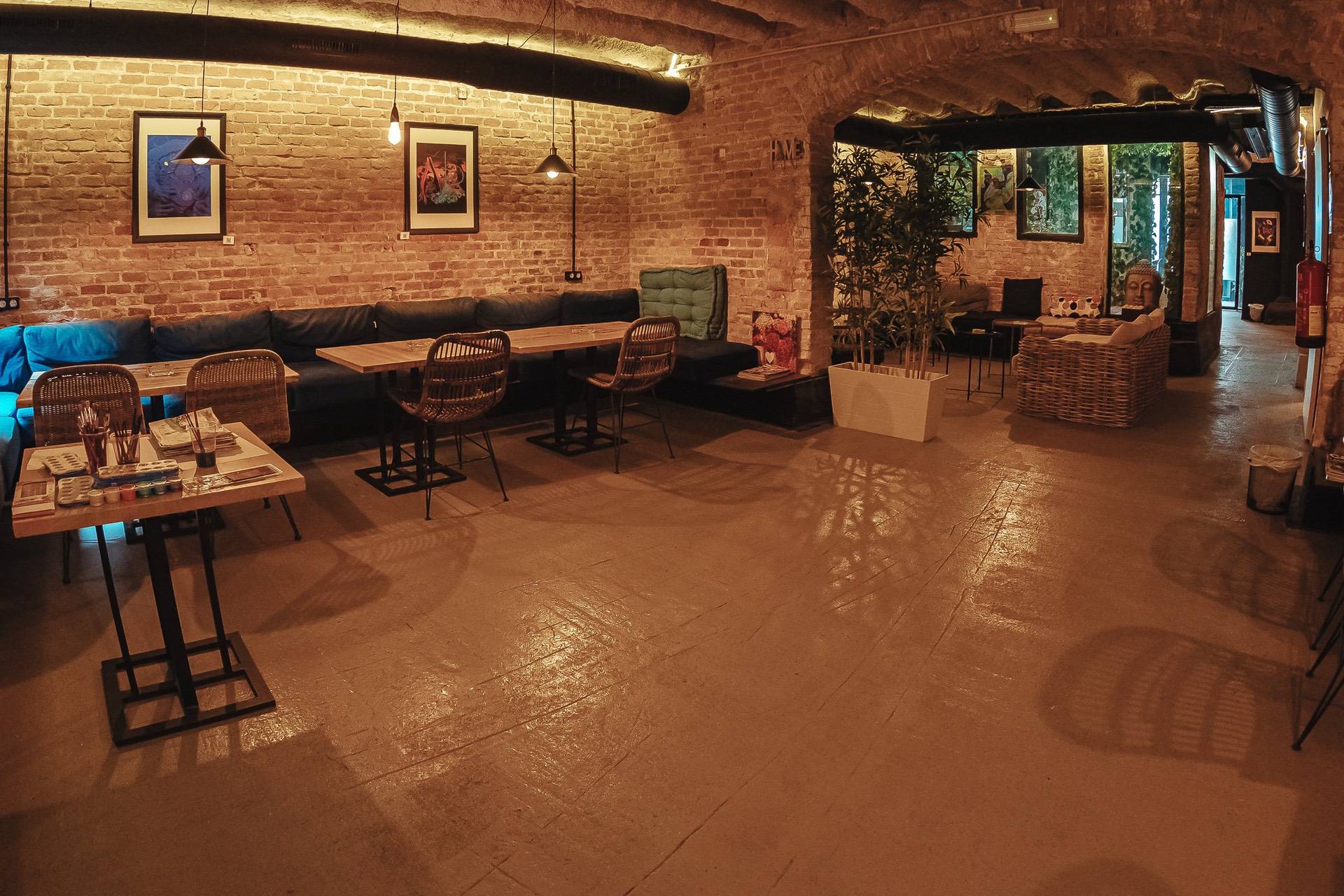 Espace lounge détendu du club de cannabis La Orquesta à Barcelone