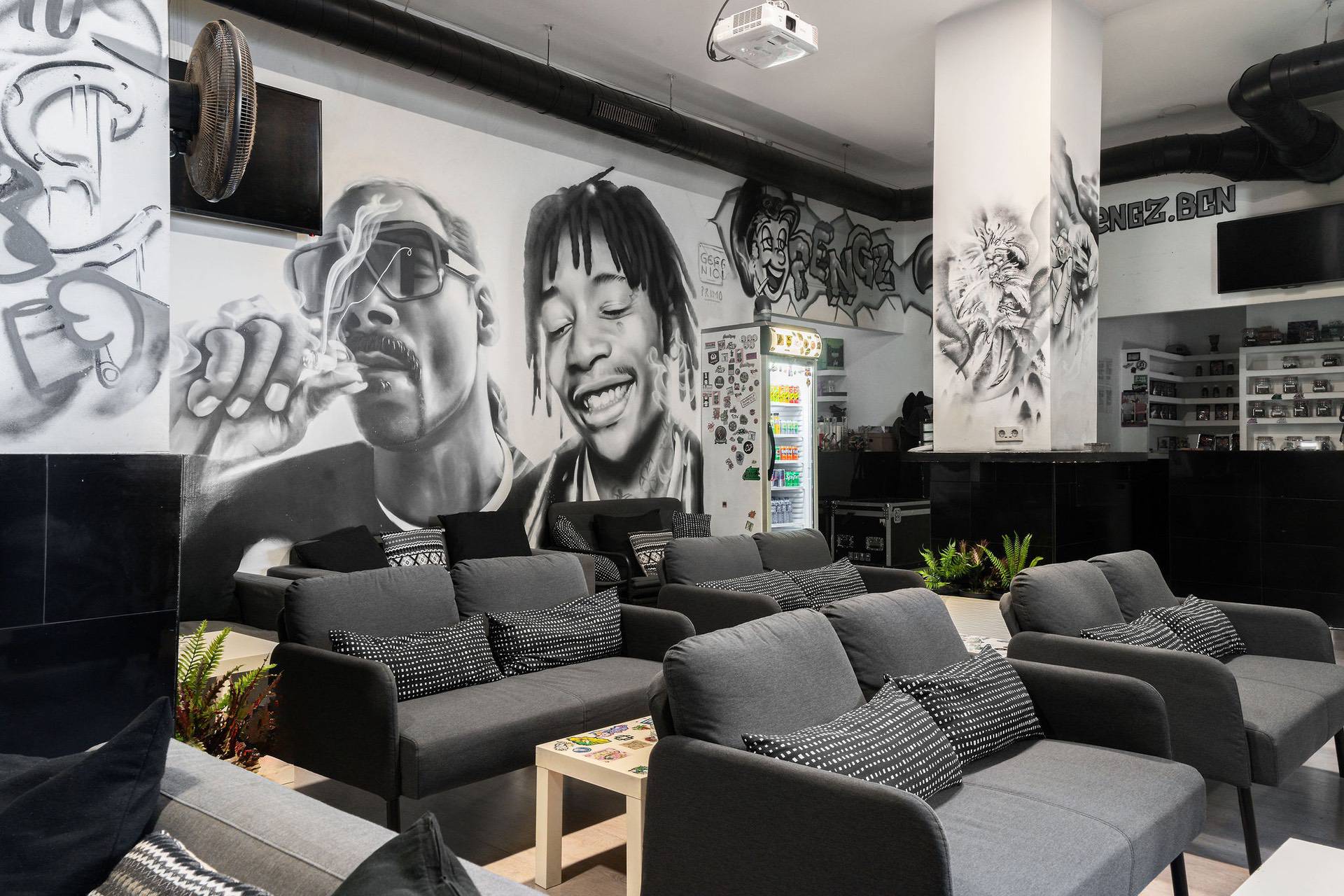 Salon décoré de graffitis du coffeeshop Pengz à Barcelone