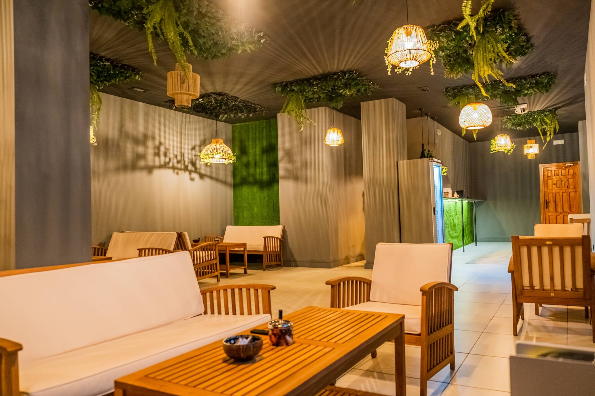 Intérieur inspiré de la nature du club de cannabis Shambala à Valence avec mobilier en bois