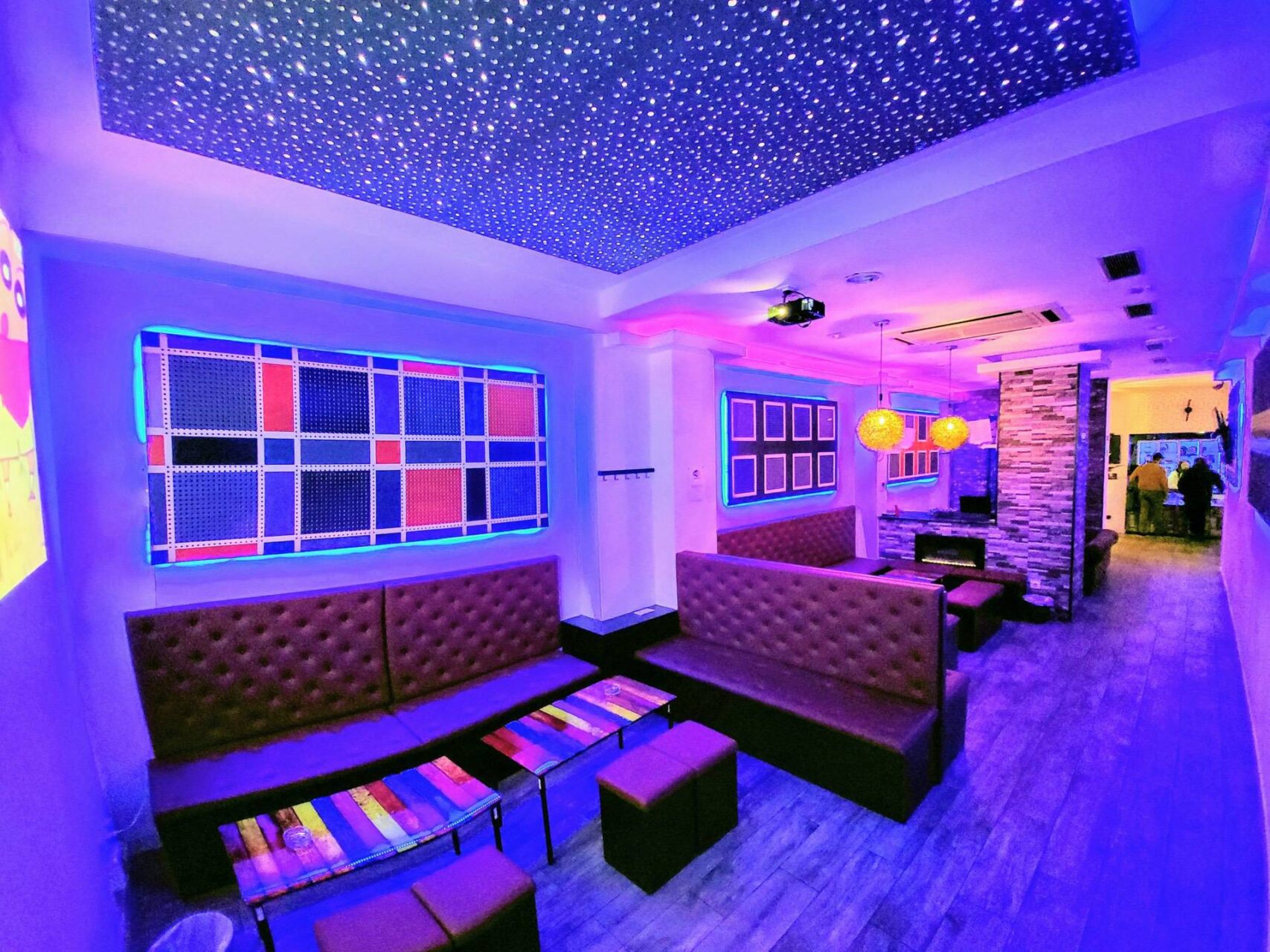 Espace lounge futuriste du club de cannabis Smoke Signals à Barcelone avec éclairage néon