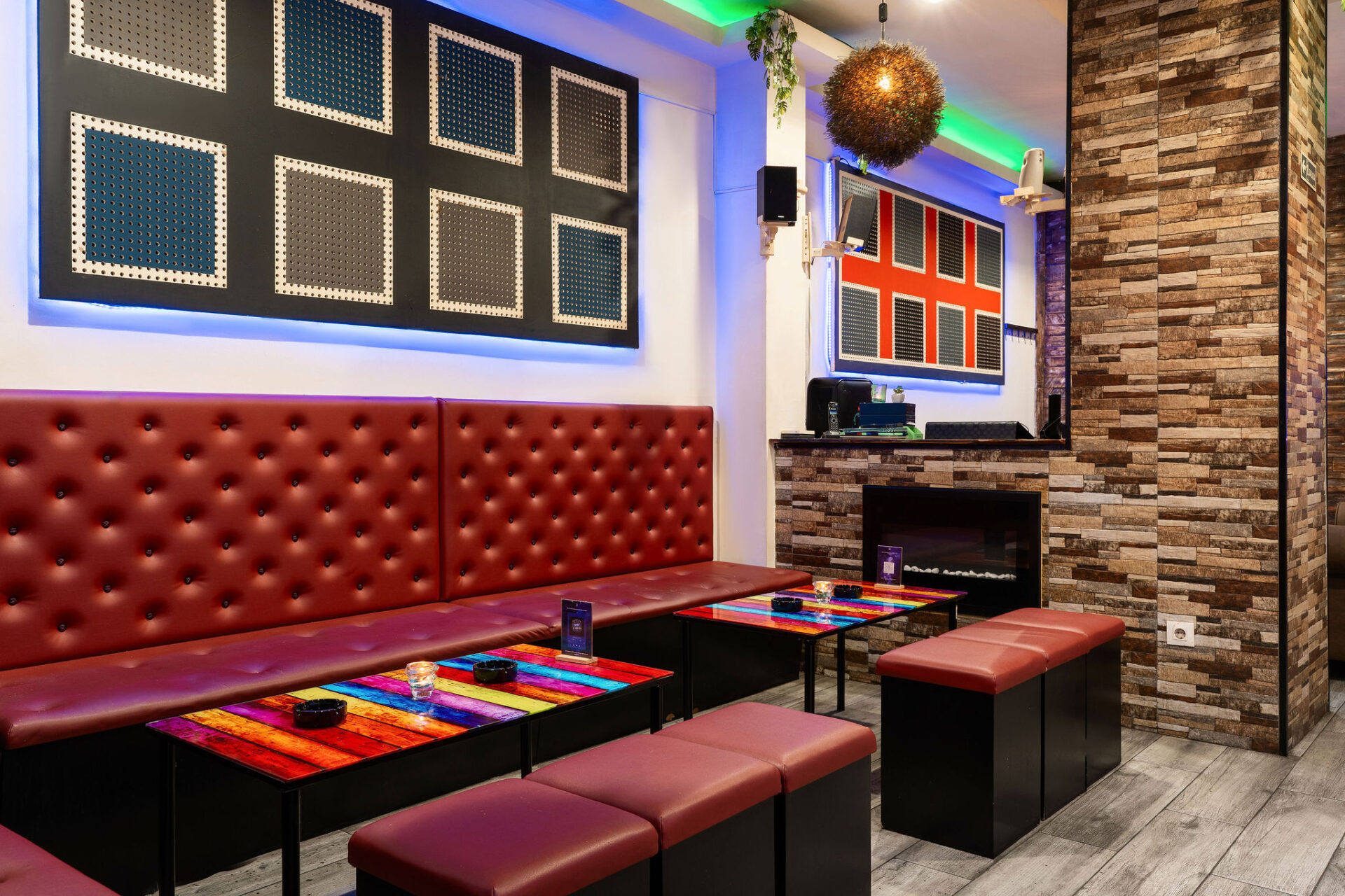 Espace lounge du club de cannabis Smoke Signals à Barcelone avec éclairage néon