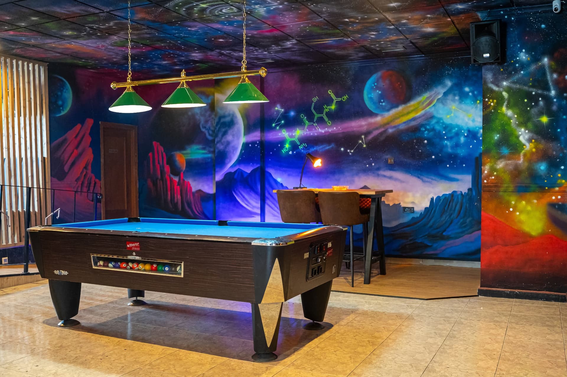 Fresque spatiale et table de billard dans le club social Sky Alicante