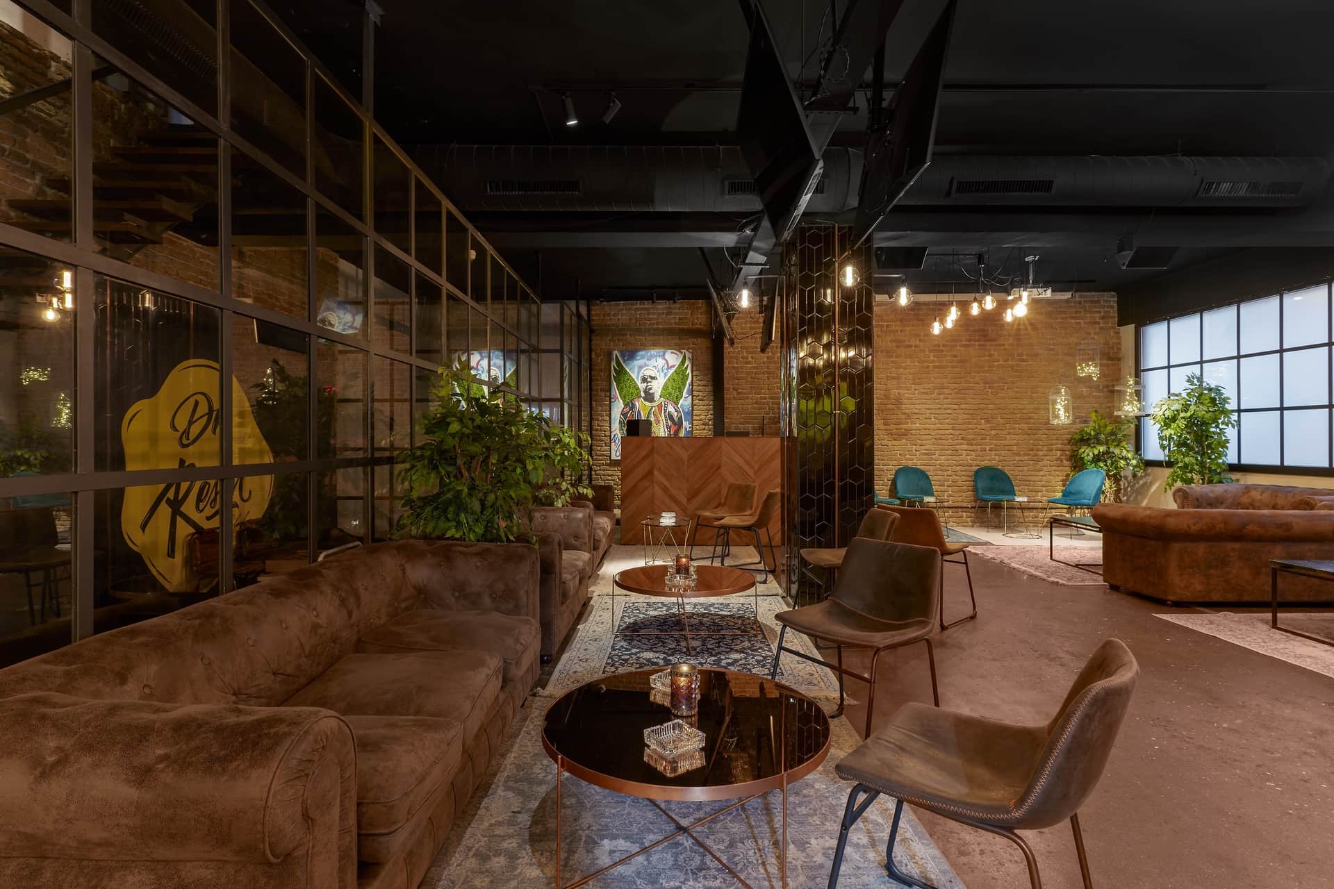 Dr. Resin Barcelone club social de cannabis — grand lounge avec canapés marron, tables basses et intérieur tendance
