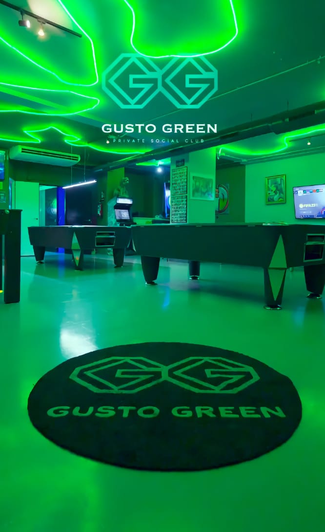 Image d’intro avec logo Gusto Green et intérieur de club social éclairé au néon pour l’aperçu vidéo de Barcelone