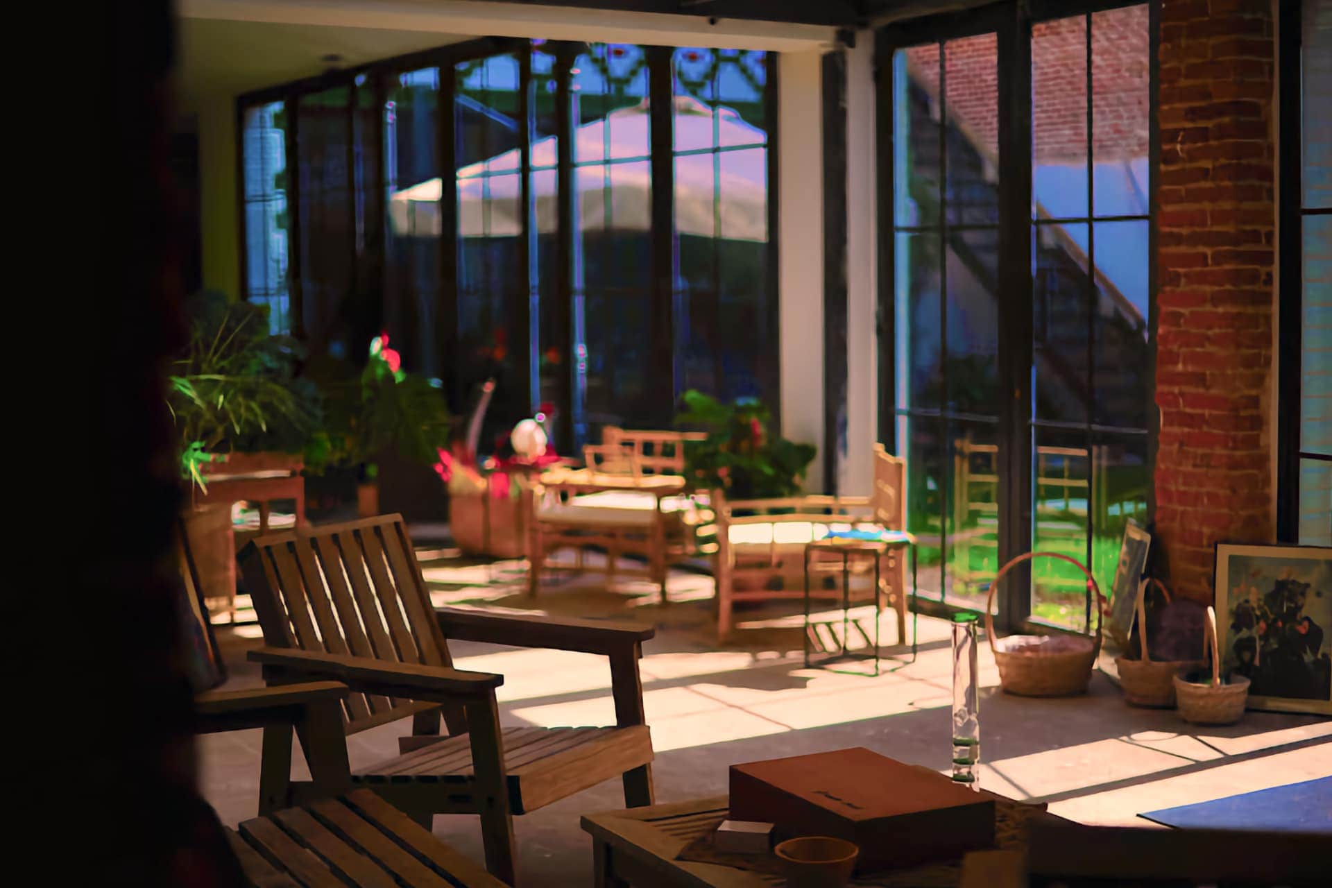 À Madrid, salon moderne avec canapés en rotin au club social Noviciado