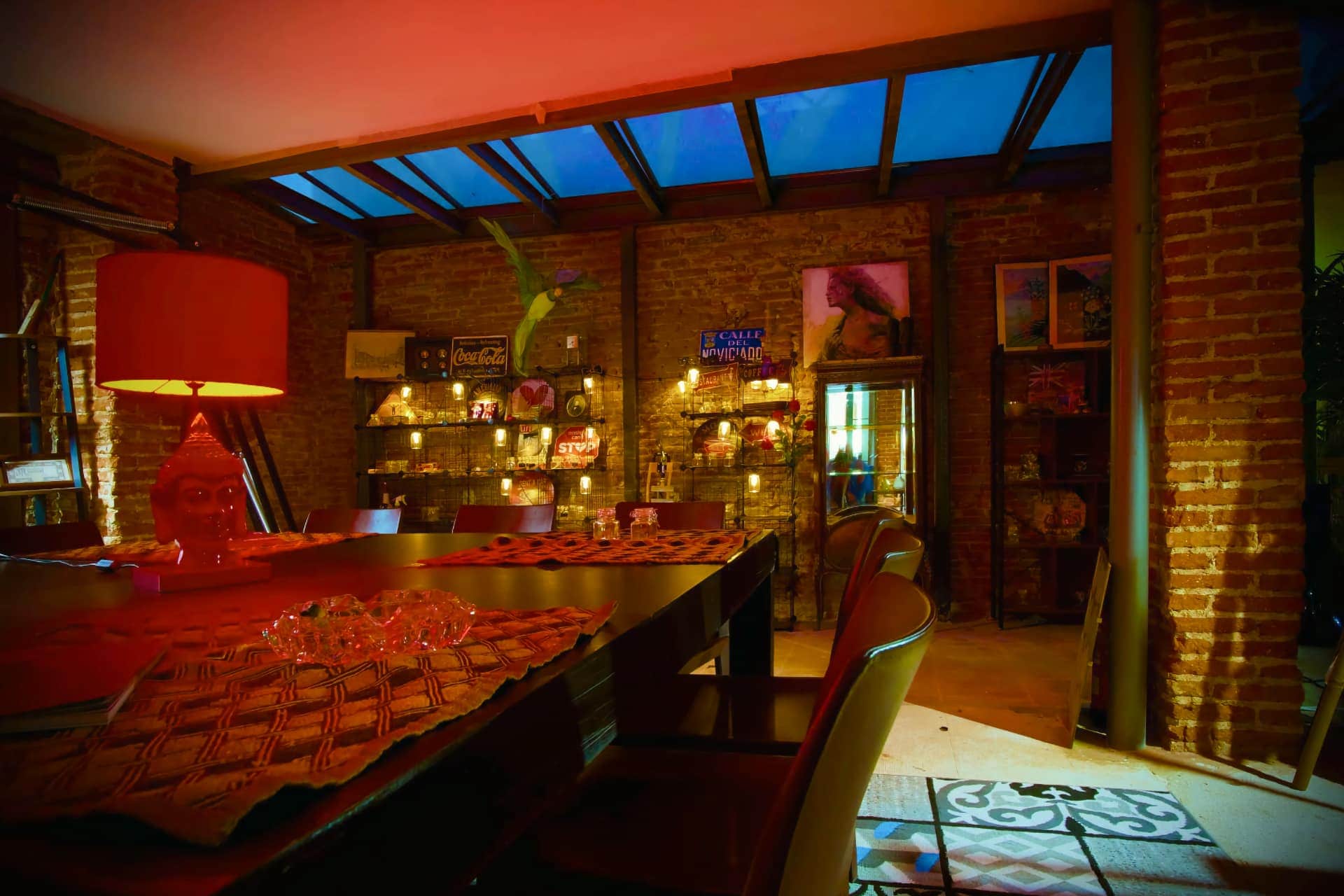 Espace lounge accueillant avec étagères décoratives au club social Noviciado à Madrid